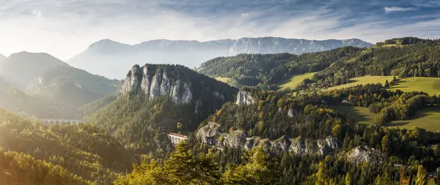 Eine Hop-on-Hop-off-Rundfahrt zwischen Mürzzuschlag und Gloggnitz verbindet eindrucksvoll Kultur, Geschichte und Natur. | Foto: SÜDBAHN Museum Mürzzuschlag