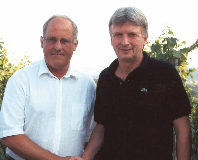 Franz Nussmayr war von 1970 bis 2000 Stadtamtsdirektor in Weiz – hier zu sehen bei seiner Abschiedsfeier im Jahr 2000 mit dem damaligen Bürgermeister Helmut Kienreich. | Foto: Stadtarchiv Weiz