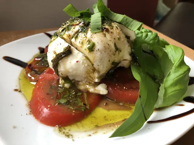 Bärlauch-Vinaigrette: kleingehackten Bärlauch mit Salz, Pfeffer, Essig (oder Zitrone), Zucker, etwas Wasser und Olivenöl mischen. In einem Schraubverschlussglas hält sich die Vinaigrette ein paar Tage im Kühlschrank. Schmeckt gut zu Salaten oder Tomate, Mozzarella und Basilikum.  | Foto: sm