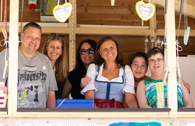 Beim Maifest kommen Bewohner, Angehörige, Nachbarn, Freunde und ehemalige Mitarbeiter miteinander ins Gespräch.

 | Foto: Caritas