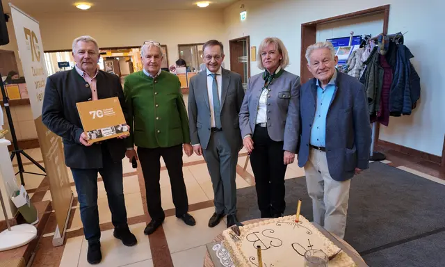Standortleiter-Stv. der Eurotherme Dominik Kubesch, Stadt-Obmann Johann Panhuber, Bezirksobmann Anton Holzleithner, Mitglied Adelinde Ehrenhauser (Geburtstagskind), und Landesobmann LH a.D. Josef Pühringer. | Foto: OÖ Seniorenbund