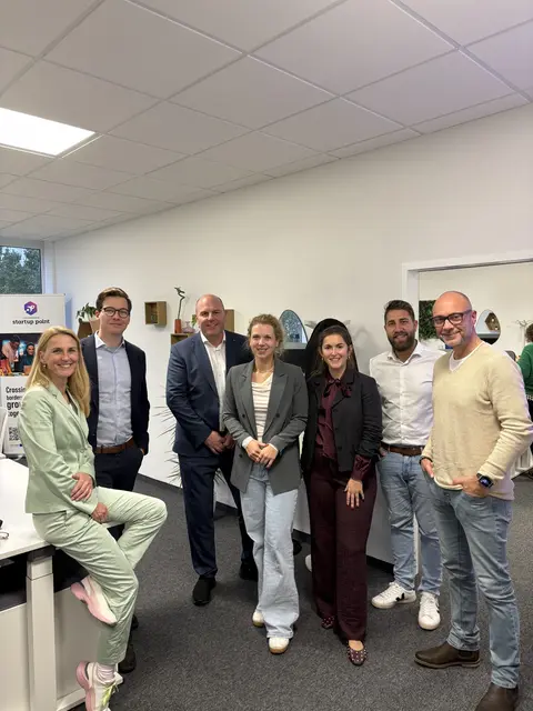 V. l.: Simona Standler (Softwarepark Hagenberg), Lukas Keplinger (Geschäftsführer, tech2b), Martin Nömeyer (Real-Treuhand Immobilien), Johanna Jachs (Vizebürgermeisterin in Freistadt), Karolina Heller (Softwarepark Hagenberg), Bernhard Deschberger (Human Capital Management, Business Upper Austria), Gerold Weisz (FH OÖ) | Foto: Business Upper Austria