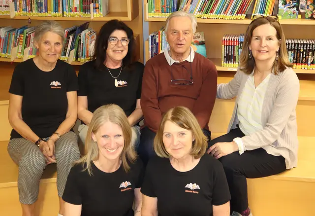 Das Team der Bibliothek Haiming mit Willi und Maria Pechtl.  | Foto: Tatschl