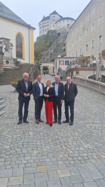 Euregio Inntal mit neuer Kooperation: Im Bild (v.l.) Vorsitzender Reinhold Frey (Wirtschaftlicher Verband der Stadt und des Landkreises Rosenheim), Vorstandsdirektor Bernhard Schwaiger (Raiffeisen Bezirksbank Kufstein), Präsidentin Barbara Schwaighofer (Euregio Inntal), Vorstandsdirektor Klaus Felderer (Sparkasse Kufstein) und Ehrenpräsident KR Walter J. Mayr (Euregio Inntal). | Foto: Euregio Inntal 
