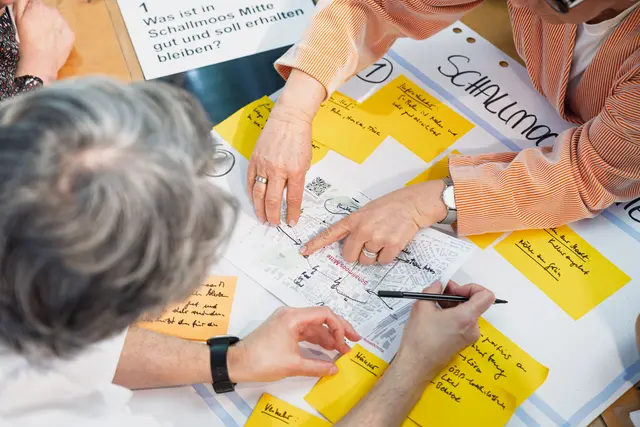 Zahlreiche Bürgerinnen und Bürger nutzten die Gelegenheit, sich über die geplanten Entwicklungen zu informieren, Fragen zu stellen und eigene Anregungen einzubringen. | Foto: Stadt Salzburg/Alexander Killer