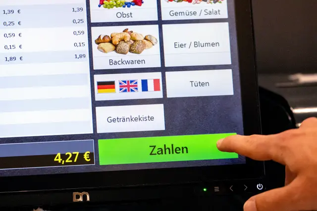 Seit Jahren helfen SB-Kassen in Supermärkten Kunden beim Einkauf. Doch sie werden auch zunehmend von Ladendieben ausgenutzt. (Symbolfoto) | Foto: APA-Images / dpa / Frank Hammerschmidt