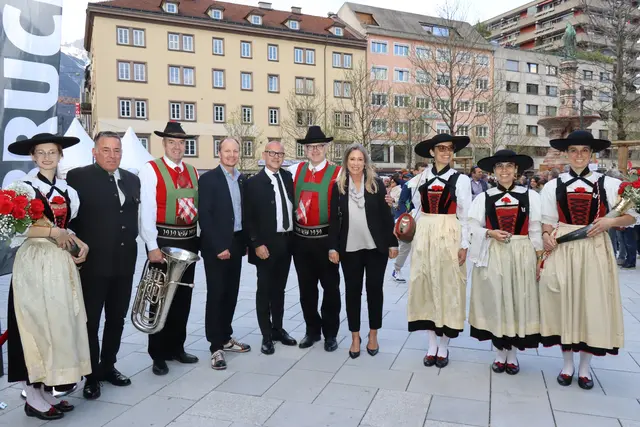 Gruppenfoto im Rahmen der Eröffnung des Boznerplatzes mit Vizebürgermeister Stephan Kondor (Bozen), Bürgermeister Claudio Corrarati (Bozen), Vertreterinnen und Vertreter der Stadtkapelle Bozen, Innsbrucks Bürgermeister Johannes Anzengruber, Stadträtin Mariella Lutz, Obmann Stefan Parschalk sowie dem Bozner Kapellmeister Hans Finatzer. | Foto: Kendlbacher