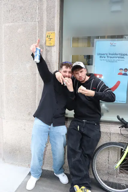 Stefan und Jonas genossen die Eröffnungsfeier in vollen Zügen. | Foto: Kendlbacher