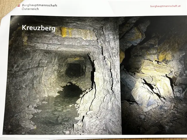 Blick in den Kreuzbergtunnel. Er ist etwa zweieinhalb Meter hoch. | Foto: Dietl-Schuller