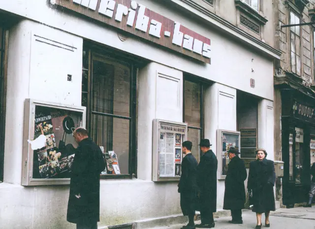 Das "Amerikahaus" in der Hamerlinggasse 8 machte während der Besatzungszeit Werbung für die USA. Stadthistoriker Karl Albrecht Kubinzky erinnert sich noch gut an das Angebot zeitgenössischer Literatur.  | Foto: Sammlung Kubinzky