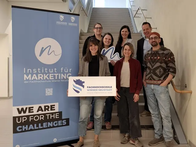 Praxisprojekt für den Bachelorstudiengang "Wirtschaftsberatung": FHWN-Mitarbeiterinnen Tatjana Kwasny, Andrea Torggler, Bettina Böck, Regina Simon und Studiengangsleiter "Wirtschaftsberatung" Martin Pittner, sowie die NALOOP Gründer Tina Istenits und Nihad Amara. | Foto: FHWN