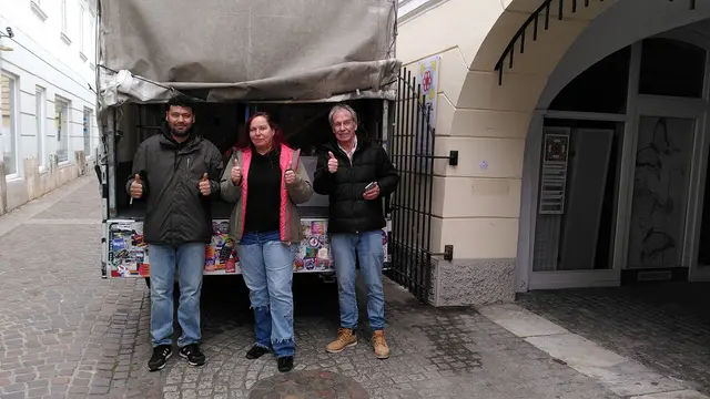 Ibrahim Rasool (links) mit Bettina Pirker (Kärnten andas) und Christoph Manss (SOS Balkanroute) beim Verladen von Sachspenden. | Foto: Kärnten andas