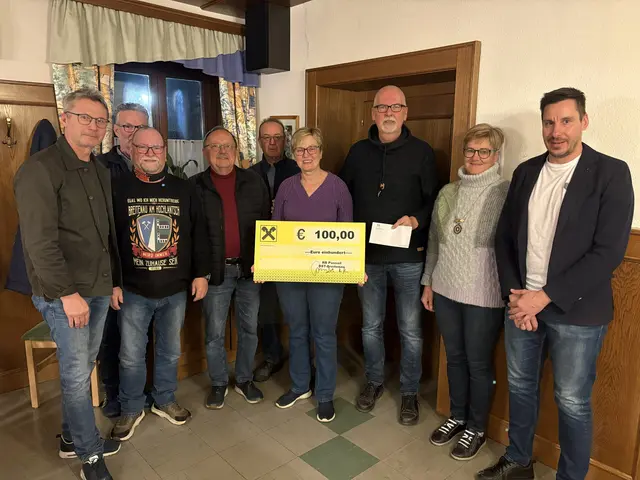 Manuel Benedikt und Andreas Gosch überreichten dem Zustellerteam als Zeichen der Anerkennung jeweils 100 Euro zum Ankauf von Tankgutscheinen. | Foto: Gottfried Kriegl