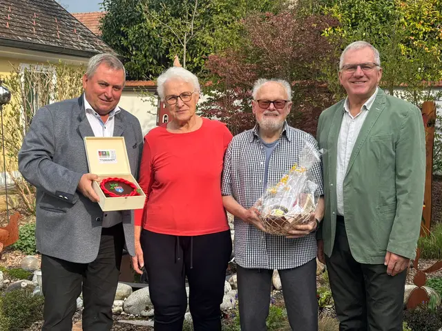 Bürgermeister Bernhard Karnthaler (ÖVP), Brigitte und Peter Vodicka und GR Martin Karnthaler (ÖVP)
 | Foto: Marktgemeinde Lanzenkirchen