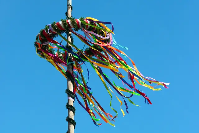 Ein Hoch auf den Mai: Wer holt sich heuer den Titel "Beliebtester Maibaum der Steiermark"? | Foto: Stock/Smarterpix