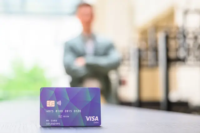 Bezahlkarte statt Bargeld: Die Ausrollung der Sachleistungskarte geht weiter.  | Foto: 	APA-Images / fotokerschi / WERNER KERSCHBAUMMAYR