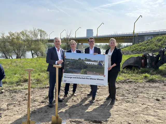 Vereint waren Vertreterinnen und Vertreter der Bezirke Brigittenau, Floridsdorf und Donaustadt und der Stadt beim Spatenstich für ein neues Wasserwerk auf der Donauinsel dabei. | Foto: Michael Marbacher/MeinBezirk
