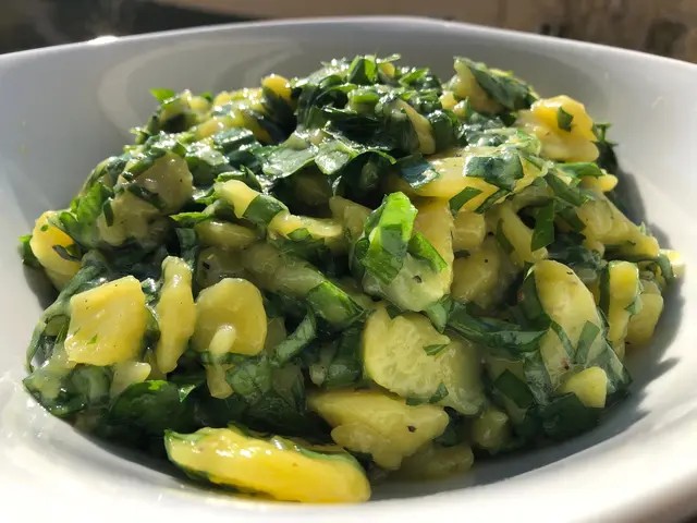 Bärlauch-Kartoffelsalat: klassisch als Beilage oder einfach so ist der Kartoffelsalat mit Bärlauch gemacht. Dazu Kartoffeln kochen, abschrecken und schälen. In kleine Scheiben geschnitten salzen, pfeffern und etwas Zucker hinzugeben. Essig oder Zitrone, Wasser und Öl mit geschnittenem Bärlauch unterrühren. | Foto: sm