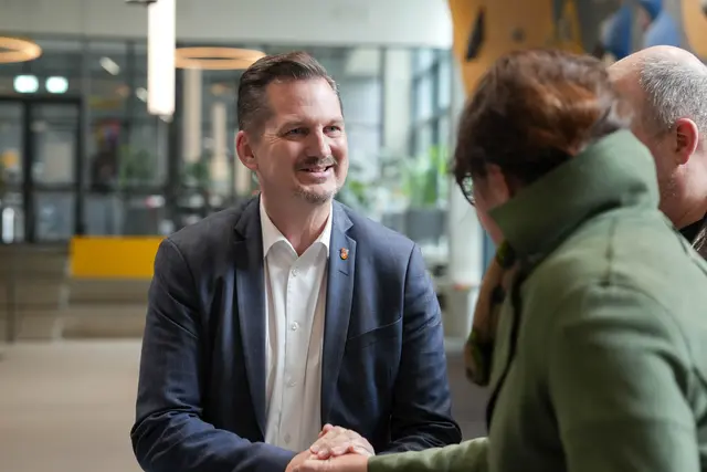 "Früher wurden Gebrauchsgegenstände ganz selbstverständlich repariert – heute machen wir das wieder attraktiv", ergänzt Favoritner Bezirksvorsteher Marcus Franz (SPÖ). | Foto: Sade Jebarek/MeinBezirk