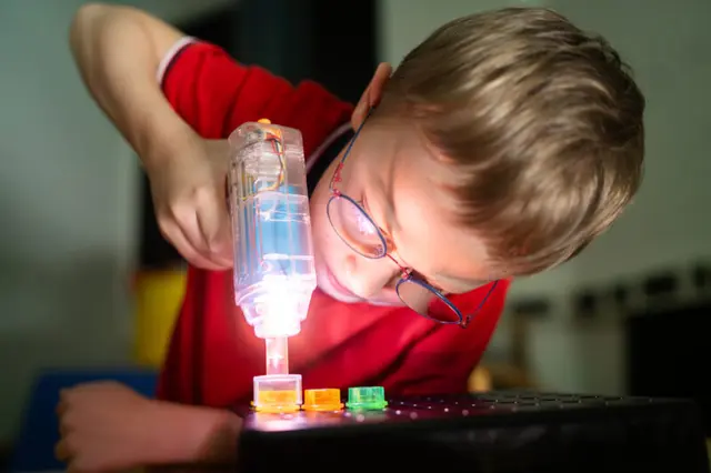 Seit über 4 Jahrzehnten unterstützt die Frühförderung des BSVT Familien mit blinden oder sehbehinderten Kindern. Aufgrund fehlender finanzieller Mittel droht nun erstmals eine Warteliste.  | Foto: Julia Berger