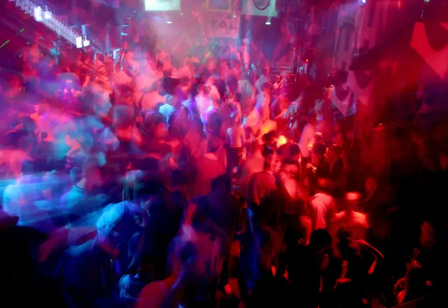 Technorhythmen, verziert mit gewagten LED-Lichtern und einer Burlesque-Show. Das Lot lädt zum Rave. | Foto: dubassy/Panthermedia