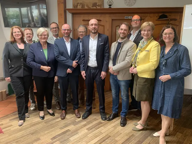 Finanzprüferin Bettina Kocevar, Finanzprüfer Johannes Ambichl, Vzbgm. Erika Zeh, Finanzreferent Friedrich Briesch, GPO-Stv. Rudolf Sailer, Vertrauensperson Oskar Mayer, GPO Michael Filz, GPO-Stv. Johann Deix, Bezirksgeschäftsführer Stefan Klammer, Bgm. Monika Fischer und Abg. z. NÖ Landtag Doris Schmidl. | Foto: ÖVP Pyhra-Wald