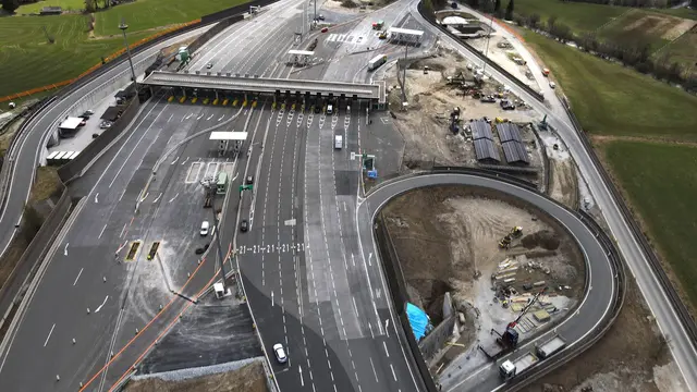 Die Hauptmautstelle Lungau auf der A10 Tauernautobahn bei St. Michael wird derzeit durch die Autobahnen- und Schnellstraßen-Finanzierungs-Aktiengesellschaft (ASFINAG) komplett neu errichtet. Wie diese am Donnerstag, 16. April 2026, informierte, seien Über die vergangenen Wochen die Arbeiten neben der Autobahn gelaufen, ab sofort sei auch die Hauptfahrbahn betroffen. | Foto: ASFINAG
