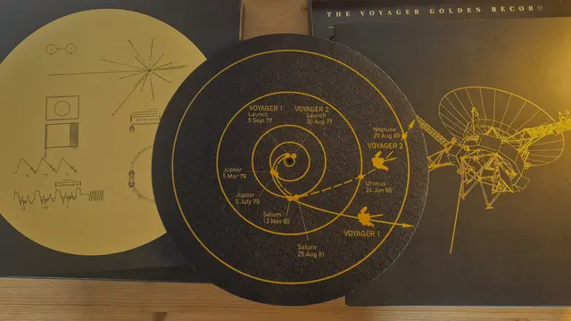 16.04.2026 Diese Nachbildung der "Golden Records" kann man erwerben und genau studieren