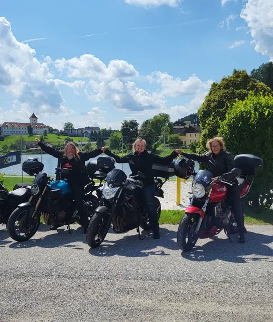Helga Grasl, Karolina Neubauer und Barbara Sündermann beim gemeinsamen Ausflug nach Waldhausen im Strudengau. | Foto: Grasl
