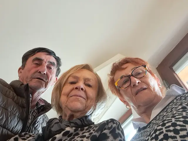 Seniorenobmann Ernst Gaida sowie Regionalbetreuerin Monika Grimm gratulierten der Jubilarin persönlich. | Foto: Neusiedl an der Zaya