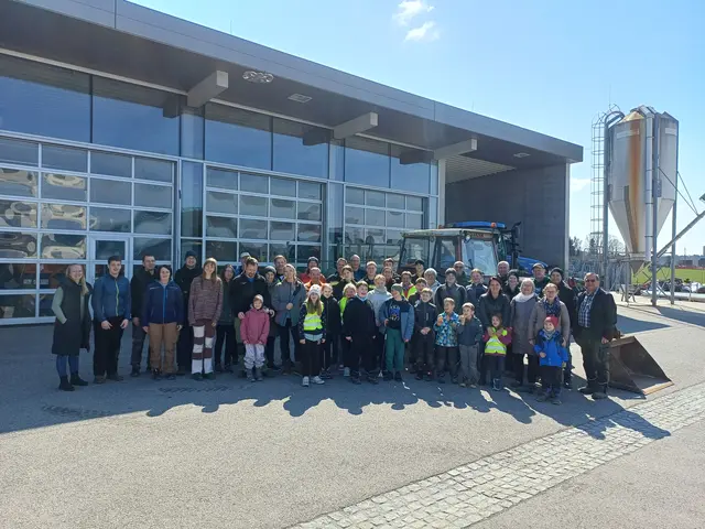 In verschiedene Gruppen aufgeteilt, sammelten rund 50 Freiwillige in St. Marienkirchen bei Schärding Unrat, der unsachgemäß in der Natur entsorgt worden war. Die Helfer kamen aus allen Altersgruppen.  | Foto: Gemeinde St. Marienkirchen bei Schärding