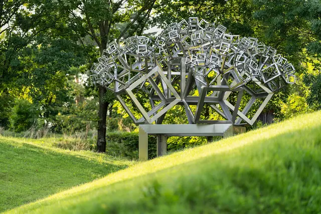 Die Bustour führt auch zum Österreichischen Skulpturenpark in Premstätten, wo die Arbeit "3D Fraktal 03/H/dd" von Hartmut Skerbisch zu sehen ist. | Foto: Dieter Leitner