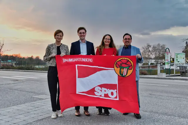 Nach 30 Jahren findet der Maiaufmarsch wieder in Baumgartenberg statt. Nationalrats-Abgeordnete Sabine Schatz, Bürgermeister Alexander Leutgeb, Bezirksgeschäftsführerin Sylvia Breselmayr und Bezirksvorsitzender Landtagsabgeordneter Erich Wahl laden ein. | Foto: Julian Danninger