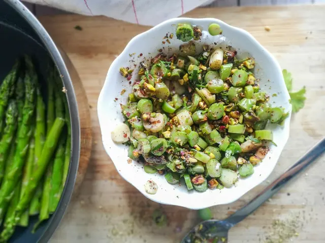 Bärlauch lässt sich auch geschnitten unter Salate mengen, besonders aromatisch ist Bärlauch in Kombination mit Spargel und einem Zitronendressing.  | Foto: Michaela Pretzl