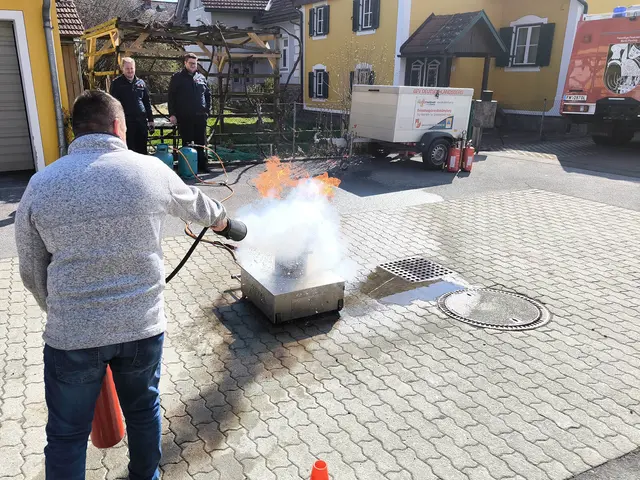 Die Besucherinnen und Besucher konnten den Feuerlöscher selbst testen. | Foto: Klaus Krainer