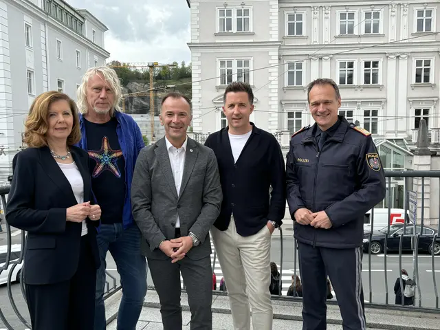 Stellten das Programm zu den Residenzplatzkonzerten vor: v.l: Waltraud Langer (Landesdirektorin ORF Salzburg), Ewald Tatar (Barracuda Music), Bürgermeister Bernhard Auinger, Thomas Semmler (Semtainment-GF), Bernhard Rausch (Landespolizeidirektor Salzburg) | Foto: Lisa Gold 