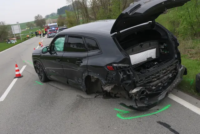 Ein Fahrzeug lag schwer beschädigt auf der Straße, das andere in der angrenzenden Wiese. | Foto: laumat