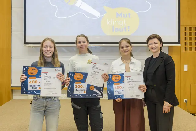 Landeshauptfrau-Stellvertreterin Marlene Svazek mit den Siegerinnen der Klassischen Rede (8. Schulstufe Schulen) v.l.: 1. Platz: Mia Uhlir (Private Mittelschule Michaelbeuern „Wie Lesen mein Leben verändert“), 2. Platz: Amy Höller (MS Uttendorf „Müllflut") und 3. Platz: Sarah Bacher (MS Uttendorf „Mythos stärkeres Geschlecht") | Foto: Land Salzburg/Neumayr/Leopold