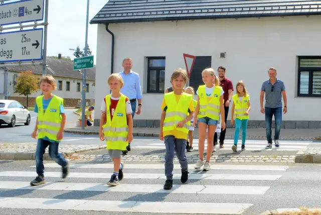 Projekt aus 2022: Volksschulkinder am Schulweg mit Bürgermeister Stefan Lang, Susanne Zlöbl (Schulleitung VS Retz), Christoph Weber (NÖ.Regional), Thomas Heidenreich (Stadtgemeinde Retz)  | Foto: NÖ.Regional/Weber
