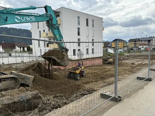 Hier wird schon für den Anbau der bestehenden Tiefgarage ausgehoben. | Foto: MeinBezirk/Angelika Kern