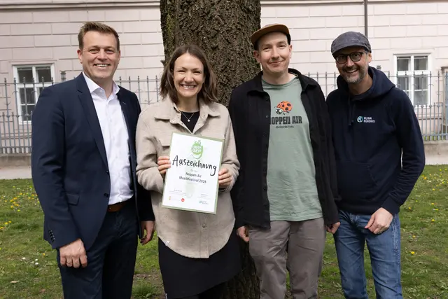 
Umwelt- und Klima-Landesrat Stefan Kaineder überreichte gemeinsam mit Klimabündnis-Geschäftsführer Norbert Rainer die Green Events-Urkunde an Michaela Geiseder und Matthias Gahleitner vom Noppen Air Musikfestival. | Foto: Land OÖ/Simon Seher