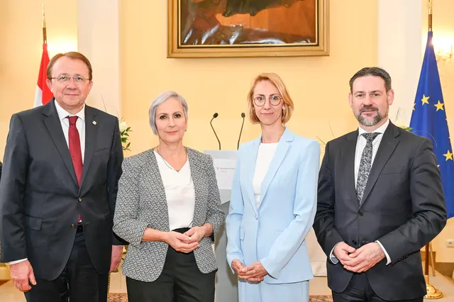 Bürgermeister Matthias Stadler, Justizministerin Anna Sporrer, Maria Lalics und Nationalrat Friedrich Ofenauer (v.l.). | Foto: Bundesministerium für Justiz/APA-Fotoservice/Haslinger