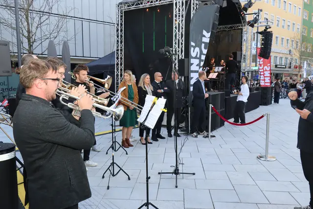 Feststimmung am Boznerplatz bei der offiziellen Eröffnung durch die Stadtspitze.  | Foto: Kendlbacher