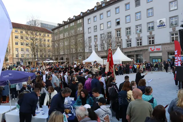 Unter dem Motto „Bella Primavera wird am Freitag, 17. und am Samstag, 18. April mit Live-Musik und kulinarischen Angeboten weitergefeiert.  | Foto: Kendlbacher