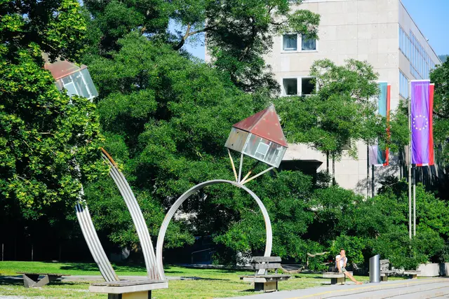 Rathausvorplatz Leoben: Der Platz wird begrünt und neu gestaltet, die Oppenheim-Skulptur wird dabei saniert – für mehr Aufenthaltsqualität, kurze Pausen im Alltag und einen attraktiven Treffpunkt im Stadtzentrum. | Foto: Russold