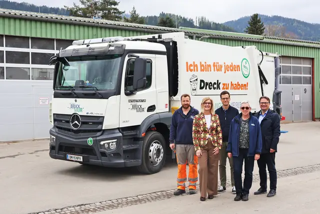Das neue Fahrzeug wurde vor Kurzem offiziell übergeben: Daniel Fuchsbichler, Bürgermeisterin Susanne Kaltenegger, Betriebsleiter Franz Kirl, Sandra Brandner und Stadtamtsdirektor Markus Hödl freuen sich darüber. | Foto: Stadt Bruck