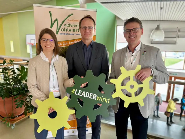 Verena Manhart mit Markus Hengstschläger und "Leader"-Obmann Franz Linsbauer. | Foto: Markus Kahrer