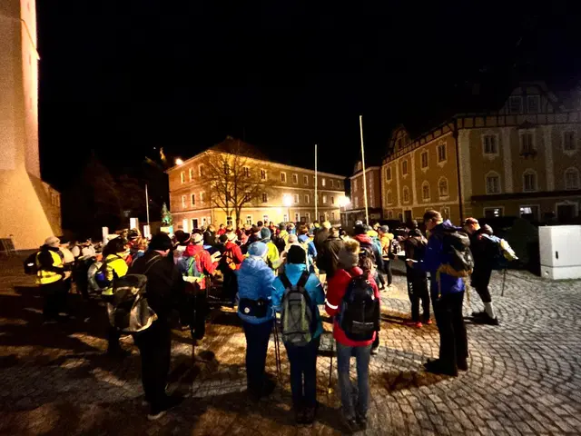 "Nachtdurchwandern von Peuerbach nach Engelszell" hieß es für 70 Pilgerinnen und Pilger sowie Organisator und Seelsorger Wolfgang Schönleitner zu Ostern 2026. | Foto: Pfarre Engelszell-Peuerbach