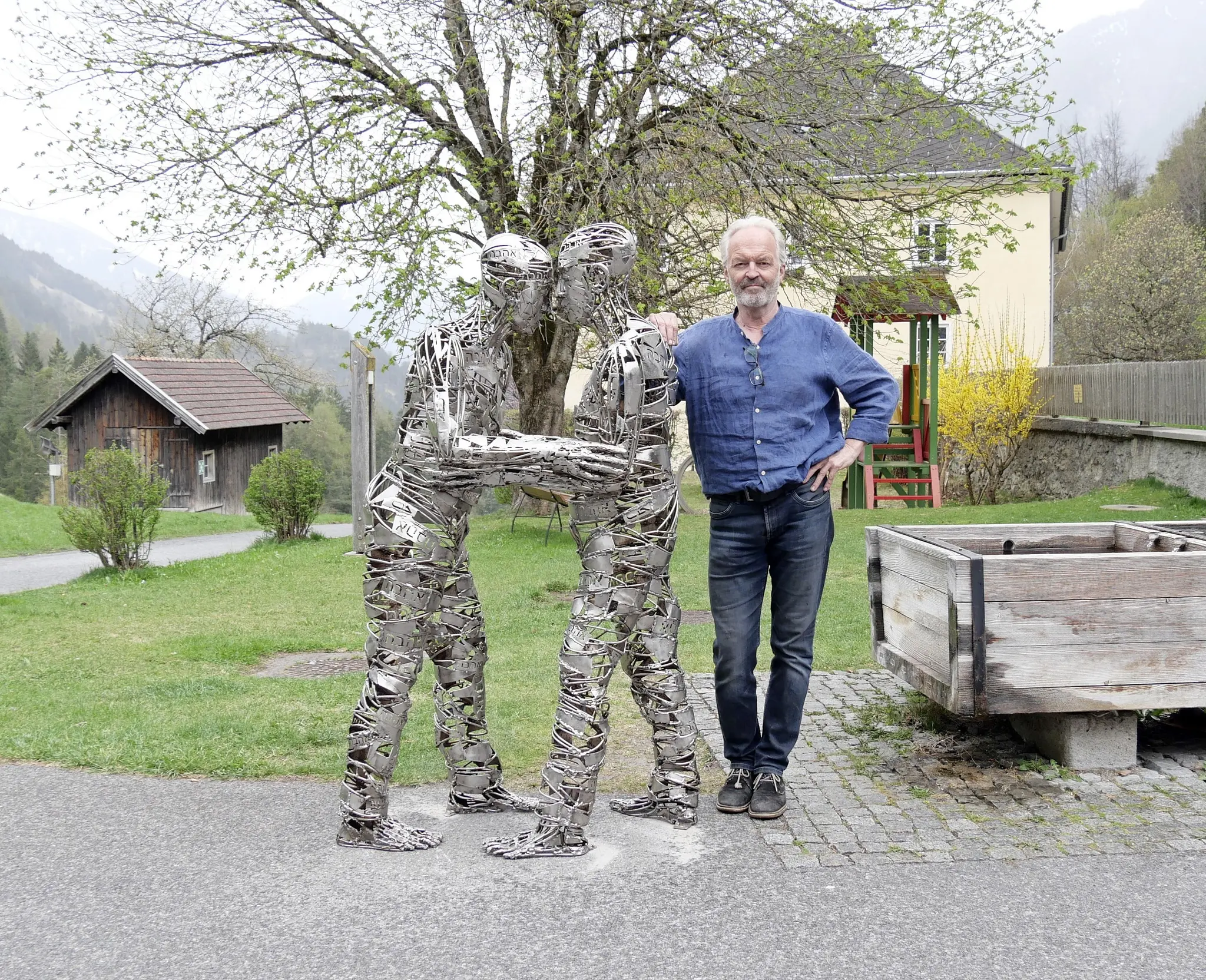 Skulptur in Kronburg: Christian Moschens Kunst ruft zur Nächstenliebe auf