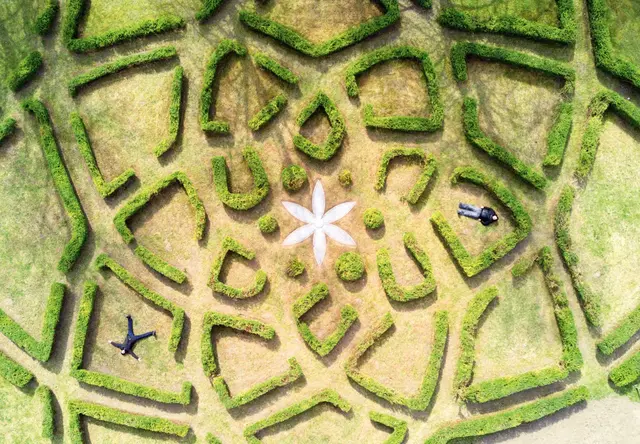 Mit "Triester (Hommage à Skerbisch)" wollen die beiden Künstler Martin Osterider und Martin Behr das Kunstwerk „Gartenlabyrinth“ von Hartmut Skerbisch wieder ins Bewusstsein rufen. | Foto: Martin Behr/Martin Osterider, Triester (Hommage à Skerbisch), Foto: Markus Haslinger